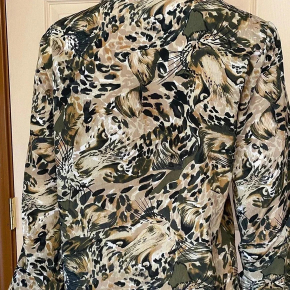 Beautiful Tiger print lightweight comfortable blouse women size 6 - Picture 6 of 6